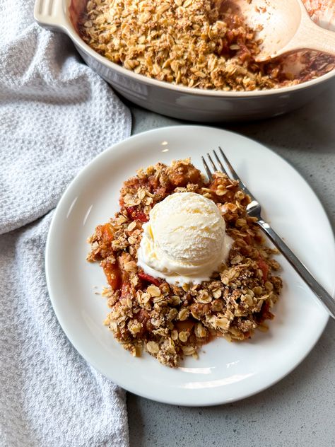 GLUTEN-FREE STRAWBERRY RHUBARB CRISP Gluten Free Crisp, Gluten Free Crisps, Strawberry Gluten Free, Crisp Desserts, Fudge Dessert, Rhubarb Strawberry, Strawberry Rhubarb Crisp, Rhubarb Crisp, Sugar Free Sweets