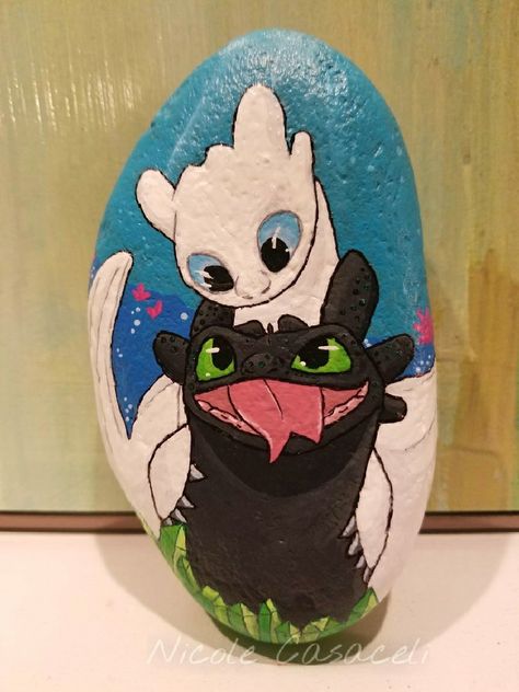 Toothless and the Light Fury, How to Train Your Dragon 3 painted rock #httyd #httyd3 #toothless #paintedrocks #kindnessrocks #howtotrainyourdragon Toothless And Light Fury Painting, Toothless Painting Canvas, Toothless Painting Easy, Httyd Painting, Stitch Rock Painting, Toothless Painting, How To Train Your Dragon Painting, Pokemon Dragon, Cute Canvas Paintings