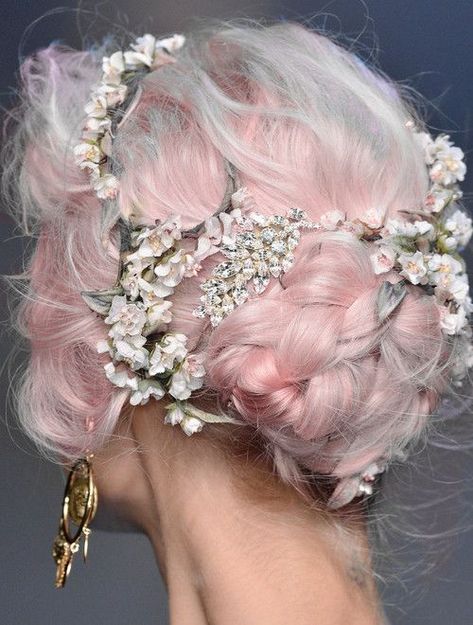 These Dolce & Gabbana Head Pieces Are Magic Stargirl Tattoo, Terrence Loves You, Pastel Pink Hair, Flowers In Her Hair, Peinados Recogidos, Super Hair, Hair Color Pink, Pastel Hair, Cropped Tops