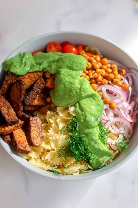 Creamy Avocado BLT Pasta Salad with Tempeh Bacon - Glow Diaries Roast Pasta, La Scala Salad, Scala Salad, Glow Diaries, Curry Casserole, Blt Pasta Salad, Baked Tempeh, Avocado Blt, Avocado Pasta Salad