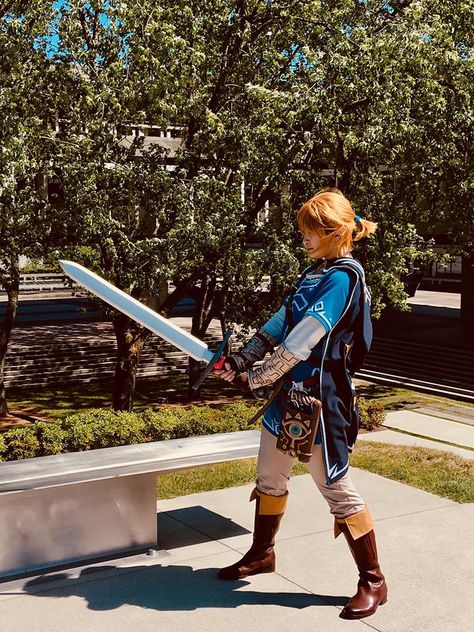 WHERE TF IS THIS BITCH I NEED TO BE THEIR FRIEND ASAP Botw Link Cosplay, Link Cosplay Breath Of The Wild, Botw Cosplay, Legend Of Zelda Cosplay, Link Costume, Botw Link, Link Botw, Link Cosplay, Wild Outfits