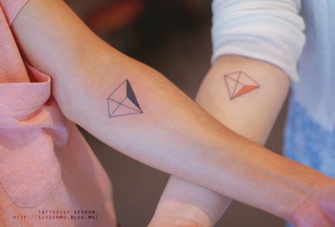 Seoul-based tattoo artist Seoeon's tattoos are so delicate and discreet that the fear of commitment disappears the moment you see her designs. Seoeon's signature style involves simple lines, pastel colors and geometric figures which she uses to create tiny whimsical designs with origami cranes, diamonds, cats, bows, unicorns and hearts. Pyramid Tattoo, Korean Tattoo Artist, Tato Minimal, Korean Tattoos, Minimal Tattoo Design, Kunst Tattoos, Tattoo Zeichnungen, Matching Tattoo, Discreet Tattoos