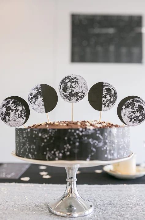 21 Stellar Ideas For An Astronomy-Themed Wedding. celestial wedding, celestial, wall decor, celestial decor, celestial #celestial #weddingdecorations Astronomy Wedding Theme, Moon Party Ideas, Goddess Party, Eclipse Party, Galaxy Wedding, Negative Vibes, Full Moon Party, Moon Party, Space Birthday Party