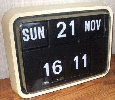 Large 1970s flip wall clock by E A Combs Retro Flip Clock, Retro Desk Lamp, Camera Apps, Retro Desk, Iphone 1, Flip Clock, Gems And Minerals, Modern Bedroom, Time Piece