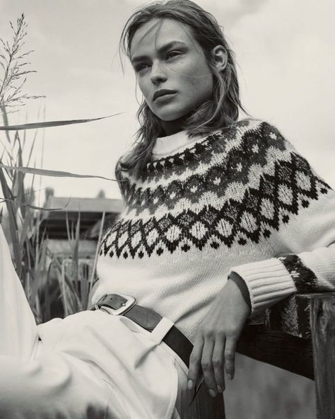 Massimo Dutti features a jacquard sweater in its Winter Horizons 2018 lookbook Every Day Fashion, Editorial Inspiration, Autumn Trends, Photography Editorial, Day Fashion, Vogue Spain, Dresses Spring, Ski Fashion, Jacquard Sweater