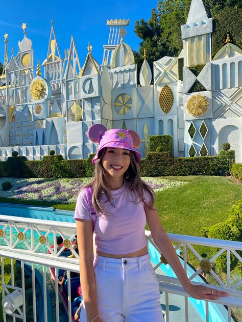 Tangled Disney Outfit, Rapunzel Disney Outfit, Tangled Outfit Ideas, Tangled Inspired Outfits, Disney Instagram Pictures, Disney Park Outfit, What To Wear To Disney, Disney Bound Outfits Casual, Disneyland Photography