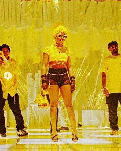 Lil Kim Yellow Outfit, Lil Kim Crush On You Yellow, Lil Kim Looks, Lil Kim Crush On You, Crush On You Lil Kim, Lil Kim 90s Outfits, Lil Kim 90s Fashion, Kim 90s, Decade Outfits