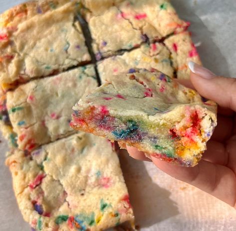 Birthday Cake Blondies, 2 Birthday Cake, Delicious Donuts, 2 Birthday, Sweet Snacks Recipes, Piece Of Cake, Fun Baking Recipes, Baking Sweets, Food Inspo