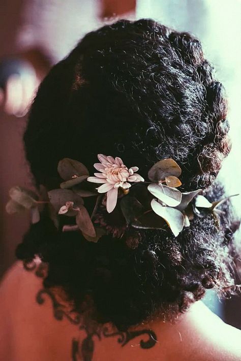 This curly hair look is perfect for brides with wavy locks. I specialize in this one for bridal sessions. Save this to your curly bridal hairstyles. Coily Hair Hairstyles Wedding, Curly Hair Wedding Black Women, Bridesmaid Hairstyles For Natural Hair, Natural Wedding Hair Black Women, Afro Bridesmaid Hairstyles, Boho Wedding Hair Black Women, Flowers In Hair For Wedding Black Women, Wedding Hairstyles For Coily Hair, Wedding Hair 4c