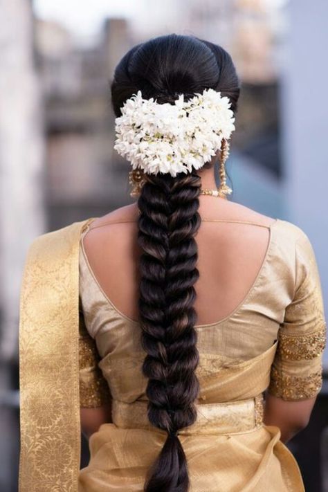 Introducing latest Bridal Hairstyles for South Indian Brides. #weddingbazaar #indianwedding #bridalhairstyle #southindianweddings #southindianbride #southindianhairstyleforsaree #southindianhairstylesimple #southindianhairstylebridal #southindianhairstyletraditional #southindianhairstylelehenga Braided Hairstyles With Jasmine Flowers, Mallige Flowers Hairstyle, Messy Braid With Jasmine Flowers, Braid With Jasmine Flowers, Jasmine Hairstyles Indian, Jasmine Flower Hairstyle, Jada Hairstyles, Priyanka Wedding, Latest Bridal Hairstyles