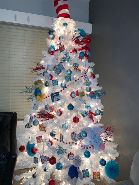 Dr Seuss Christmas Tree, Seuss Christmas Tree, Dr Seuss Christmas, Dr Seuss Theme, Theme Tree, White Christmas Tree Decorations, Seuss Party, Tree Themes, Creative Christmas Trees