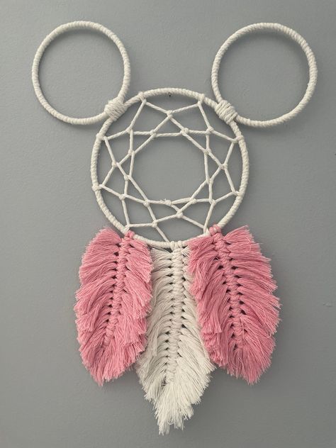 Mickey Macrame, Disney Dream Catcher, Macrame Baby Room, Macrame Bedroom, Disney Wall Decor, Atrapasueños Diy, Diy Dream Catcher Tutorial, Macrame Dreamcatcher, Macrame Style