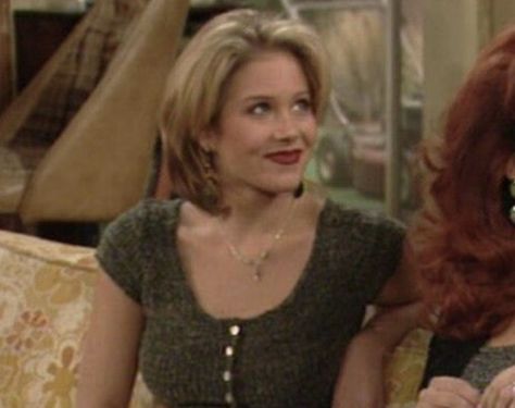 It is an absolute travesty there isn’t more pins of Christina Applegate with her hair like this Kelly Bundy Outfits, Christina Applegate 90s, Day Wedding Outfit, Kelly Bundy, Casual Gym Outfit, Summer Club Outfits, Green Dress Outfit, Wineries Outfit, Clueless Fashion