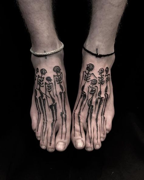 Wierd Tattoo Design, Apocalyptic Tattoo Ideas, Cursed Tattoo Ideas, Alt Knee Tattoos, Ominous Tattoos, Creepy Cool Tattoos, Chaotic Blackwork Tattoos, Migration Tattoo, Alternative Tattoos Women