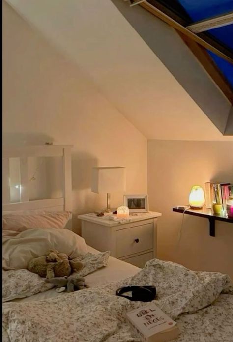 Attic Bedroom Ideas Minimalist, Comfort Corner Bedroom, Simple Clean Room Ideas, Roof Room Bedroom, Cute Bedding Sets, Clean Room Aesthetic Cozy Vibes, Cozy Big Bedroom, Attic Bedroom Aesthetic, Attic Room Aesthetic