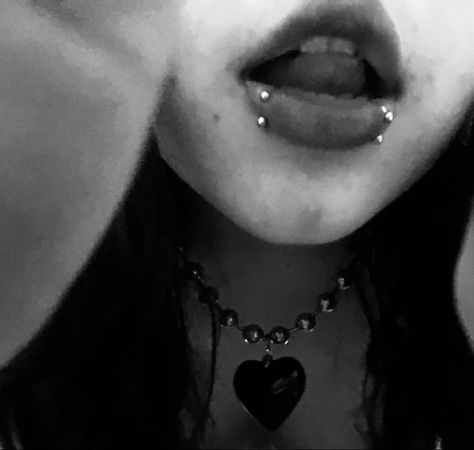 Persing Lips, Emo Piercings, Spiderbite Piercings, Snake Bite Piercing, Mouth Piercings, Spider Bite Piercing, Lip Piercing Jewelry, Snakebites, Smiley Piercing