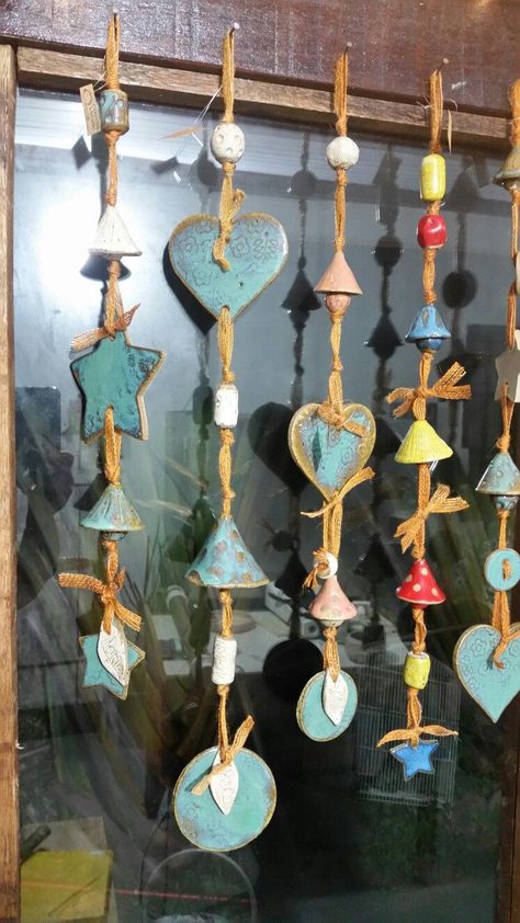 Ceramic Wind Chimes, Carillons Diy, Clay Wall Hanging, Air Dry Clay Projects, Diy Wind Chimes, Clay Wall Art, Diy Ceramic, Clay Crafts Air Dry, Garden Pottery