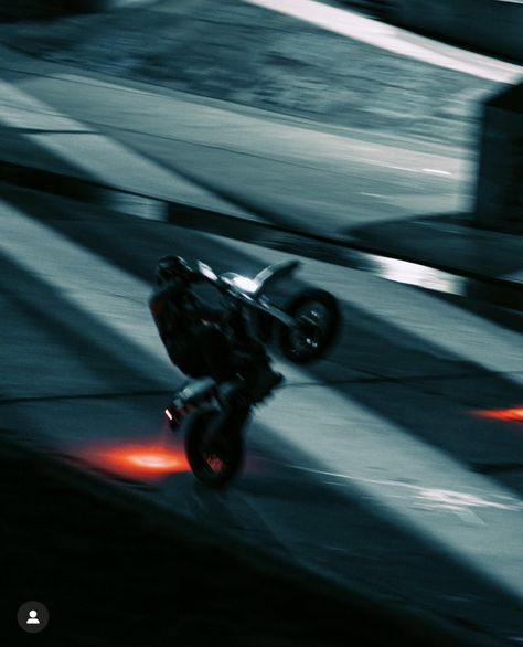 Sport Bike Aesthetic, Dirt Bike Aesthetic, Moto Photoshoot, Motorcycle Pfp, Motorbike Art, Biker Photography, Apocalypse Aesthetic, Cool Dirt Bikes, City Shoot