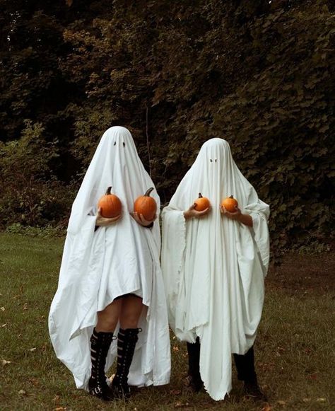 Girlfriends Photoshoot, Spooky Halloween Pictures, Pumpkin Patch Photoshoot, Photo Halloween, Days Until Halloween, Friendship Photoshoot, Ghost Photography, Holiday Countdown, Pumpkin Photos