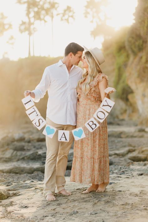 Gender Reveal Beach Ideas, Beach Gender Reveal Ideas, Photoshoot Gender Reveal, Beach Gender Reveal, Gender Reveal Photoshoot, Reveal Photoshoot, Beach Pregnancy Announcement, Gender Reveal Photography, Announcement Photoshoot