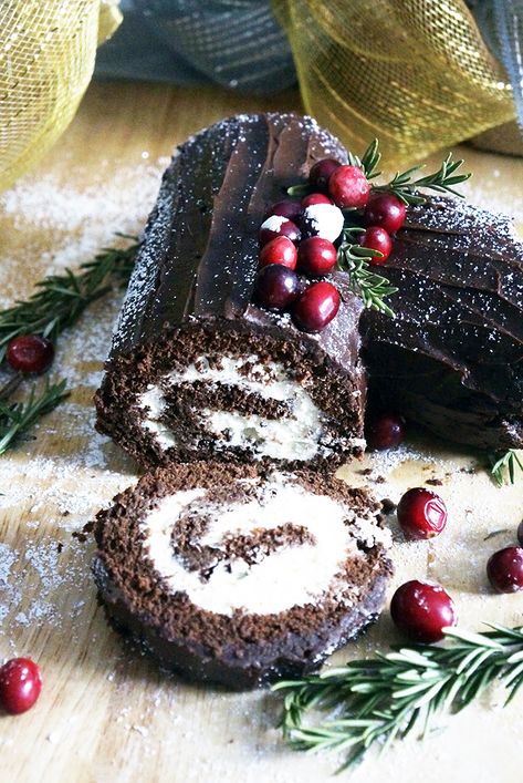 HOW TO MAKE YULE LOG CAKE (BUCHE DE NOEL). If you think making yule log cake is difficult, think again. It is very easy to make and I promise. Cake Roll Christmas, Christmas Roll Cake, Sponge Cake Roll, Whipped Chocolate Ganache, Yule Log Cake, Cake Roll Recipes, Chocolate Festival, Sugared Cranberries, Log Cake