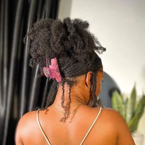 12 Claw Clip Hairstyles To Save This Season Indigenous Strands, Victoria Hairstyles, Type 4 Natural Hairstyles, Natural Hair Aesthetic, Length Retention Natural Hair, Type 4 Hairstyles, Natural Hair Goals, Natural Hair 4c, Type 4 Natural Hair