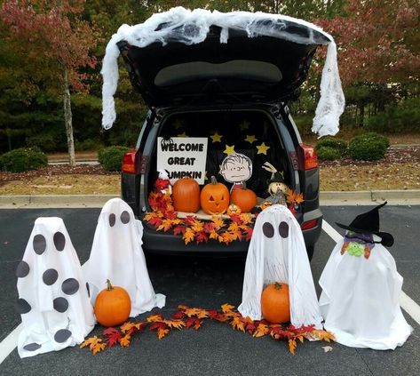 Peanuts Gang Trunk Or Treat, Ghost Theme Trunk Or Treat Ideas, Charlie Brown Halloween Trunk Or Treat, Great Pumpkin Charlie Brown Trunk Or Treat, Trunk Or Treat Charlie Brown, Charlie Brown Costume Group, Charlie Brown Trunk Or Treat Ideas, Trunk Or Treat Ideas For Cars Simple, Great Pumpkin Trunk Or Treat Ideas