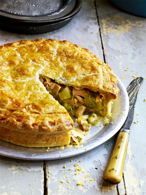 Debbie Major’s comforting chicken pie recipe is made with a creamy filling and a quick and easy-to-make flaky pastry. Roast Chicken Pie, Chicken And Ham Pie, Ham And Leek Pie, Ham Pie, Panini Recipes Chicken, Chicken And Leek Pie, Chicken Pie Recipe, Leek Pie, Chicken Breast Crockpot Recipes