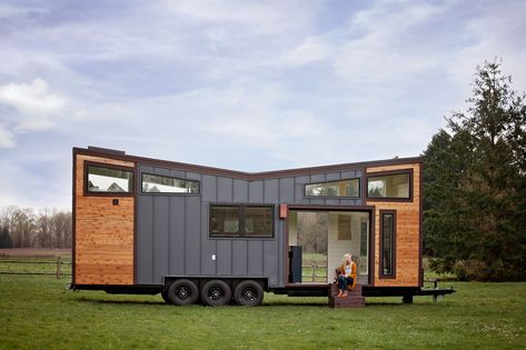 Tiny House Mobile, Design Casa Piccola, Exterior Siding Options, Gooseneck Tiny House, Tiny Mobile House, Tiny House Luxury, Siding Options, Outdoor Kitchen Appliances, Guest Cabin