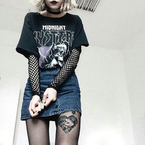 Asthetic Grunge, Grunge Skirt, Look Grunge, Goth Outfit, Hipster Grunge, 90s Fashion Grunge, Hipster Outfits, Grunge Look, Rock Punk