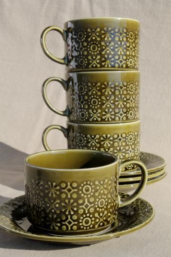 Celtic Pottery, Irish Dinner, Irish Pottery, Vintage Tea Sets, Traditional Pottery, Green Pottery, Pottery Cups, Irish Traditions, Glazes For Pottery