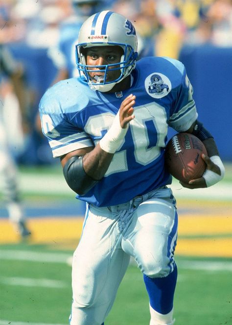 Barry Sanders, one of the greatest running backs of all time. Barry Sanders, Nfl Football Pictures, Detroit Lions Football, Nfl Detroit Lions, Football Legends, Giants Football, Lions Football, Football Photos, Sports Figures