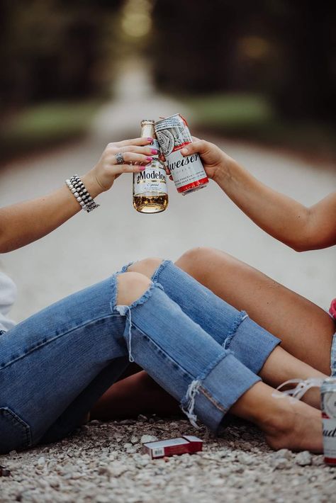 Country Best Friend Pictures, Western Photoshoot Ideas, Best Friend Session, Girlfriends Photoshoot, Country Best Friends, Western Photoshoot, Sisters Photoshoot Poses, Beer Photos, Friendship Photoshoot