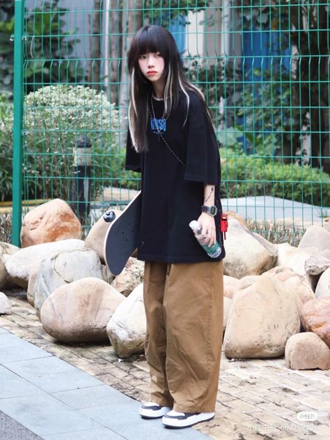 Baggy Clothes Japanese, Baggy Clothes Reference, Pretty Girl Pfp, Skateboard Outfit, Weibo Girl, Tomboy Girls, Skater Girl Style, Medi Spa, Boyish Girl