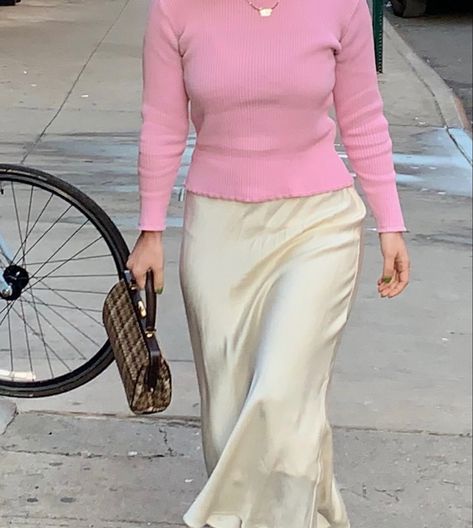 Light Pink Outfit Aesthetic, Pink And White Fashion, White Skirt Ideas, Light Pink Outfit, Pink Outfits Aesthetic, Pink Fits, Cold Weather Outfits, Outfit Aesthetic, Spring Trends