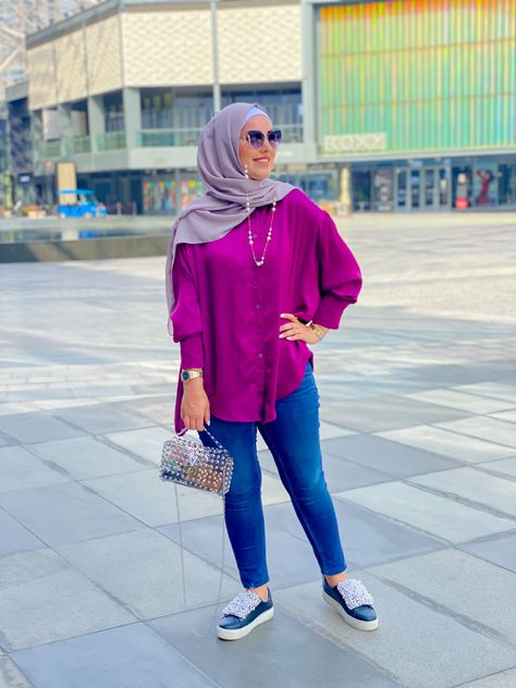 Fushia Top Outfit, Modest Dressing, Blouse Casual Fashion, Hijab Pins, Muslim Outfits Casual, Hijab Styles, Muslim Outfits, Muslimah Fashion Outfits, Top Outfit