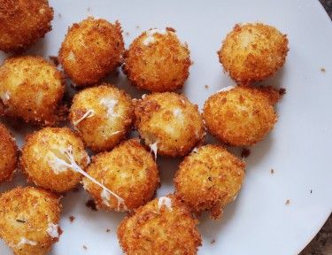 Fried Mozzarella Balls with Marinara Cream Sauce Will Change Your Life Mozzarella Balls, Cheese Balls, Balls Recipe, Fried Food, Mozzarella Cheese, Finger Food, Easy Snacks, Appetizer Snacks, I Love Food