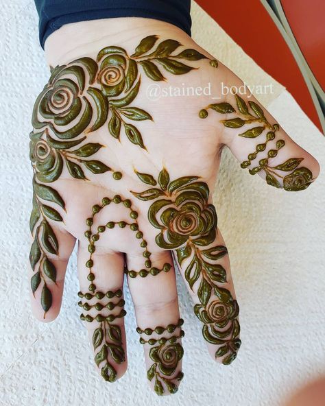 Arabic henna is bold and beautiful Khafif Easy Mehendi Designs, Simple Gulf Mehendi Design, Baby Mehndi Design Front Hand, Child Mehandi Design, Baby Henna Design, Baby Mehndi Design Simple, Child Mehndi Design, Kids Mehendi Designs, Baby Hand Mehndi Design