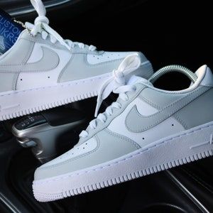 Customised Nike Airforce 1, Tenis Air Force, Gray Nike Shoes, Air Force Shoes, Custom Af1, Nike Shoes Air Force, All Nike Shoes, Air Force 1 Custom, Custom Air Force 1