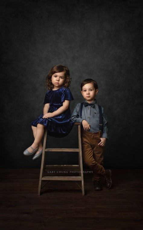 Siblings Poses For Pictures, Sibling Photo Shoots Studio, Fine Art Family Portraits, Siblings Studio Photoshoot, Fine Art Family Photography, Ladder Photoshoot Photo Ideas, Kids Photoshoot Ideas Studio, Kids Studio Photoshoot, Sibling Portraits