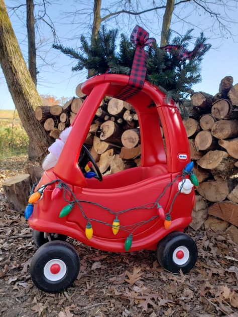 Christmas Tree Cozy Coupe, Crazy Coupe Car Christmas, Little Tykes Car Christmas Tree, Wagon Costumes For Babies, Cozy Coupe Makeover Christmas, Little Tikes Car Christmas Picture, Cozy Coupe Christmas Picture, Diy Christmas Family Photo, Christmas Cozy Coupe