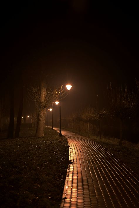 Relaxing Photos, Rainy Day Aesthetic, Night Walk, Dark Paradise, Street Lights, Night Scenery, Dark Pictures, Quran Recitation, Night Vibes