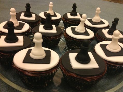 Chess Cupcakes, Chess Birthday Cake, Chess Party, Chess Birthday, Kids Chess, Chess Cake, Chocolate Sculptures, Cake Hacks, Simple Cake Designs