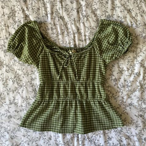 cute green babydoll top from madewell, tie front... - Depop Green Babydoll Top, How To Sew A Babydoll Top, Babydoll Top Pattern, Babydoll Top Outfit, Baby Doll Tops, Clothes To Buy, Style With Jeans, Babydoll Tops, Baby Doll Top