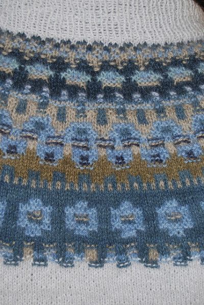 blue shimmer Bohus Knitting, Nordic Knitting, Colorwork Knitting Patterns, Simply Knitting, Fair Isle Knitting Patterns, Knitting Paterns, Colorwork Knitting, Knit Stitches, Fair Isle Knitting