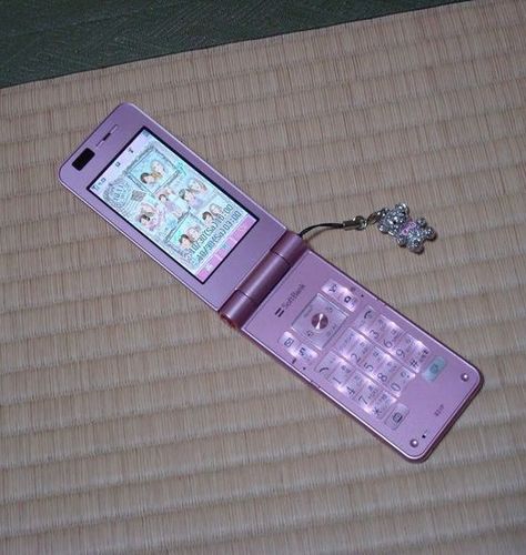 Fliphones Aesthetic, Gyaru Flip Phone, Anime Flip Phone, Japanese Flip Phone Aesthetic, Docomo Flip Phone, Kawaii Flip Phone, Old Phone Aesthetic, Japanese Flip Phone, 2000 Phone