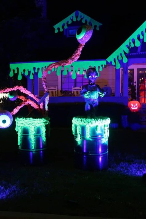 alien house Fun Outdoor Halloween Decor, Simple Outdoor Halloween Decor, Outdoor Halloween Decor Ideas, Alien House, Halloween Lighting Outdoor, Outdoor Halloween Decor, Halloween Themes Decorations, Alien Party, Alien Halloween