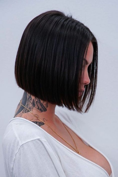 Bob And Bangs, Haircuts For Oval Faces, Short Textured Bob, Super Short Haircuts, Angled Bob Haircuts, Asymmetrical Bob Haircuts, Angled Bob Hairstyles, Stacked Bob Hairstyles, Oval Face Haircuts