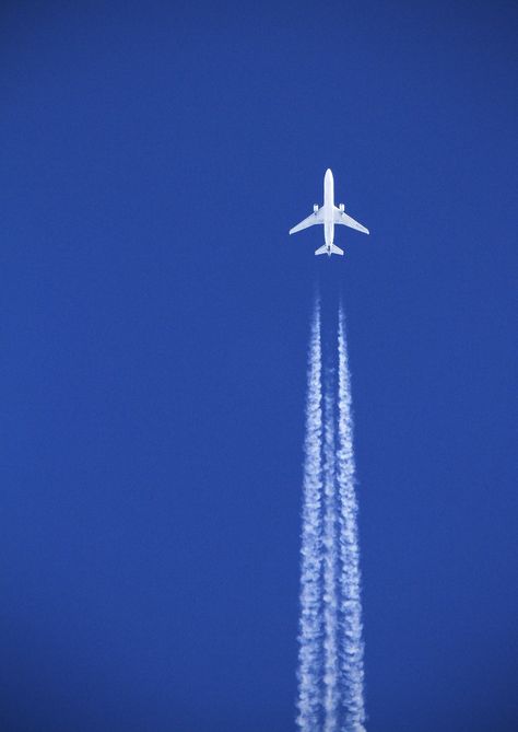 "White plane, blue sky" by Joe_M on Flickr - A plane seen flying over Devon in a nice, clear, blue sky. White Plane, Bold Images, Image Zen, White Aesthetics, Image Bleu, White Collage, 브로셔 디자인, Amoled Wallpapers, Airplane Photography