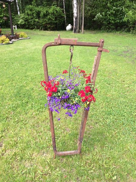 Garden Diy Decoration Ideas, Junk Garden, Creative Garden Decor, Garden Junk, Flower Pot Holder, Dairy Farm, Most Beautiful Gardens, Fence Decor, Unique Gardens